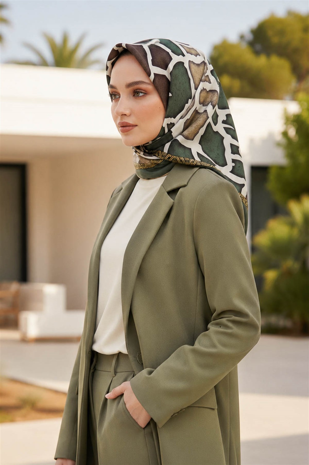 %100 Twill İpek Zürafa Desenli Haki - Bej Renkli 90x90 Eşarp Dikim Şekli : El Dikişi