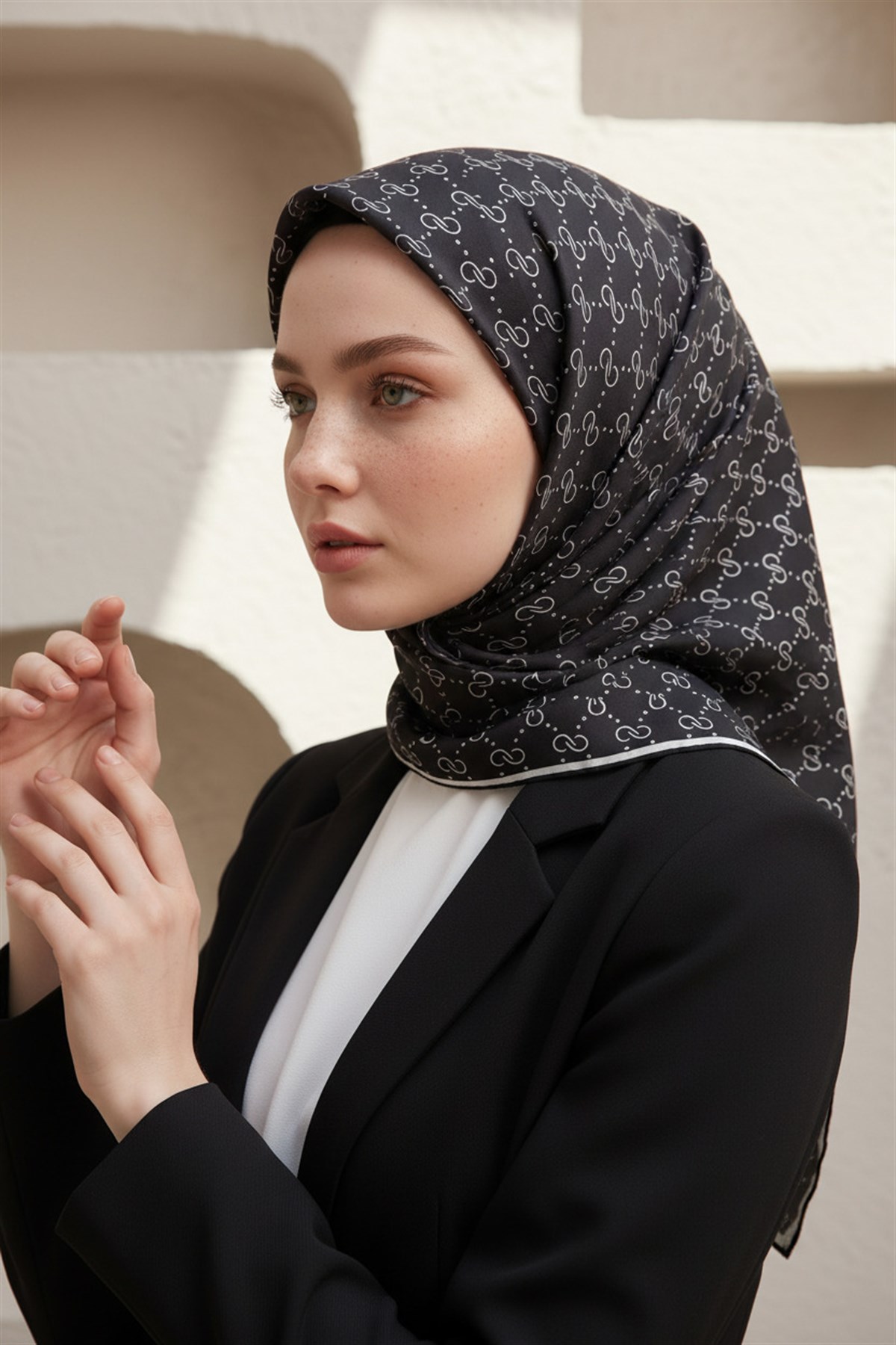 %100 Twill İpek Geometrik Desenli Siyah - Beyaz Renkli 90x90 Eşarp Dikim Şekli : El Dikişi