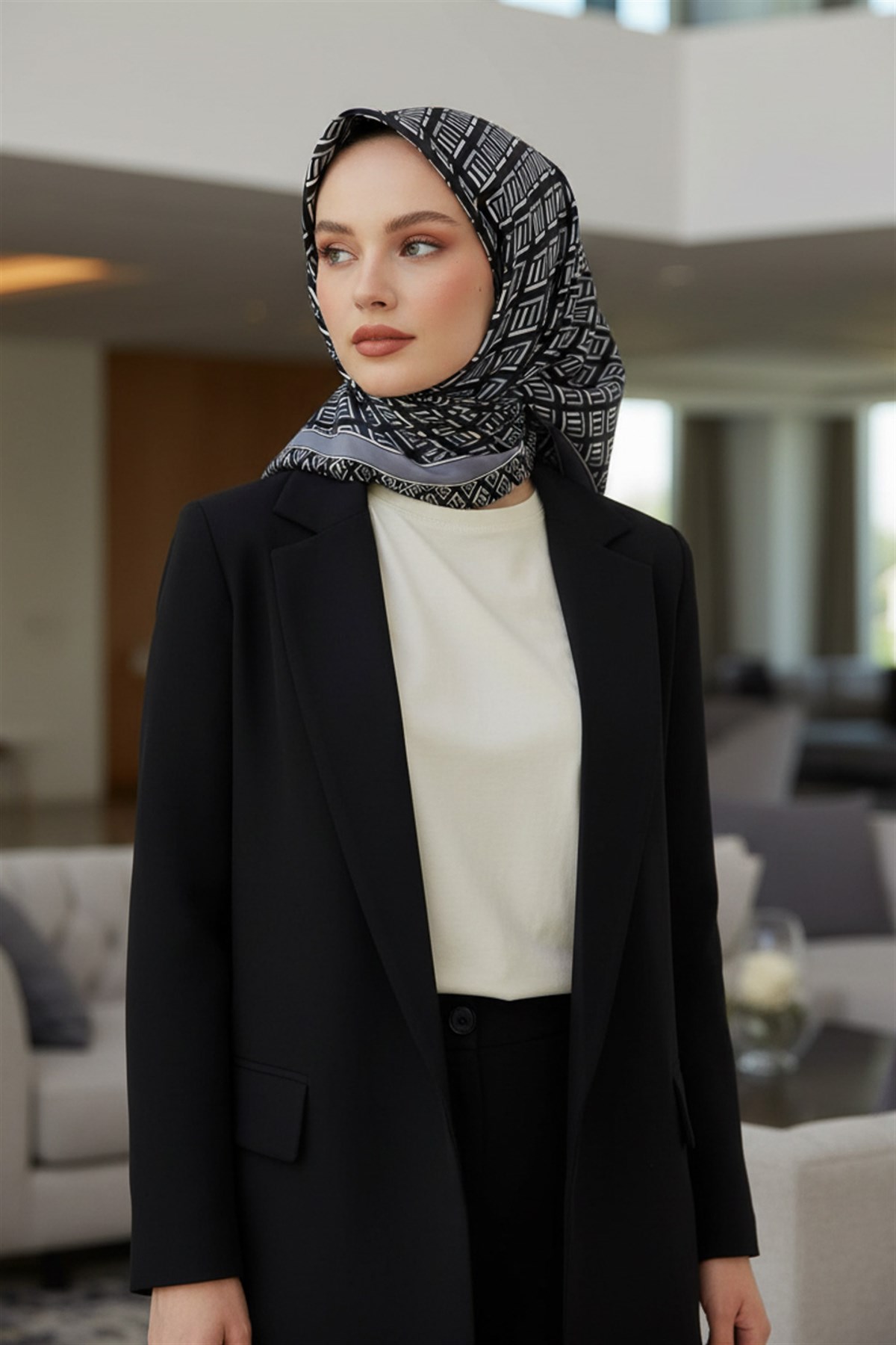 % 57 İPEK % 43 VİSKON Twill İpek Geometrik Desenli Siyah - Gri Renkli 90x90 Eşarp Dikim Şekli : El Dikişi