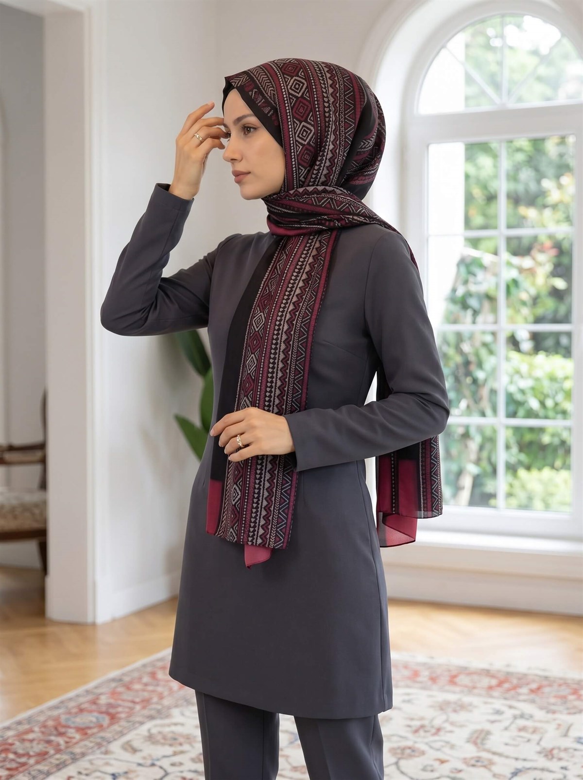 %100 İPEK ETNİK DESENLİ SİYAH - BORDO RENKLİ ŞAL