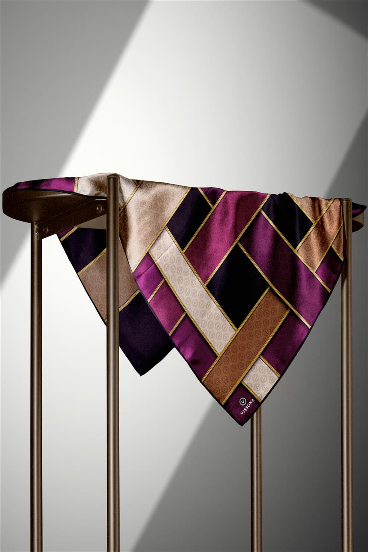 %100 Twill İpek Geometrik Desenli Siyah - Mürdüm Renkli 90x90 Eşarp Dikim Şekli : El Dikişi