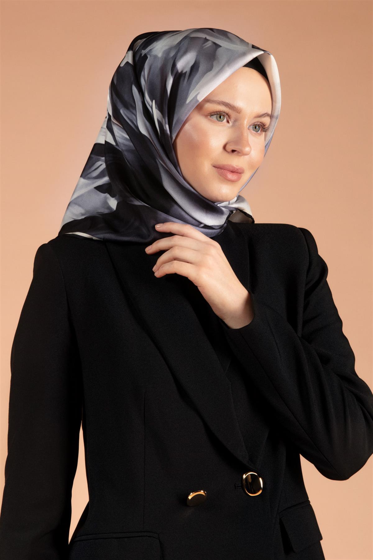 %100 Twill İpek Yaprak Desenli Gri - Siyah Renkli 90x90 Eşarp Dikim Şekli : El Dikişi