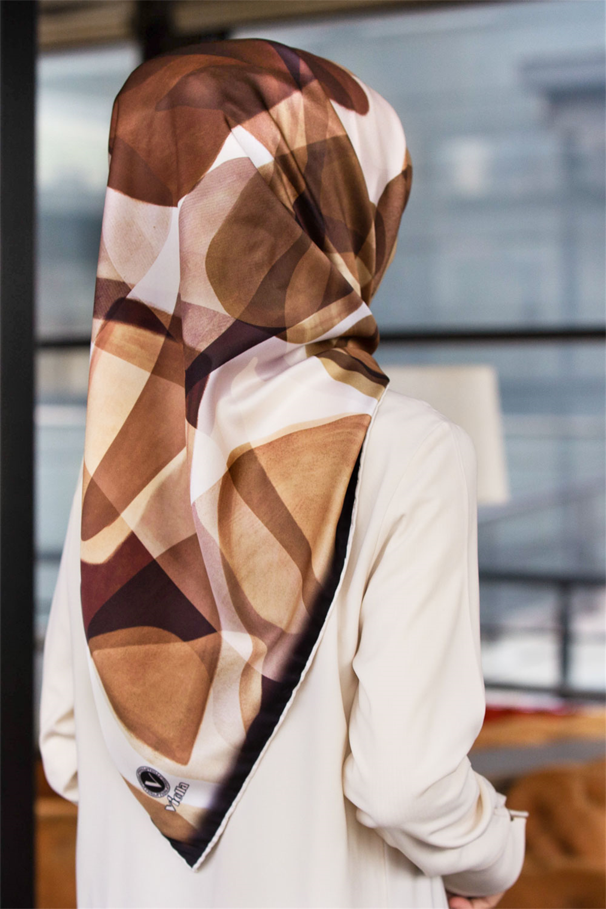 Twill Geometrik Batik Desenli Bej Renkli 90x90 Eşarp (İpek İçermez) Kenar Dikiş Şekli El Dikişli