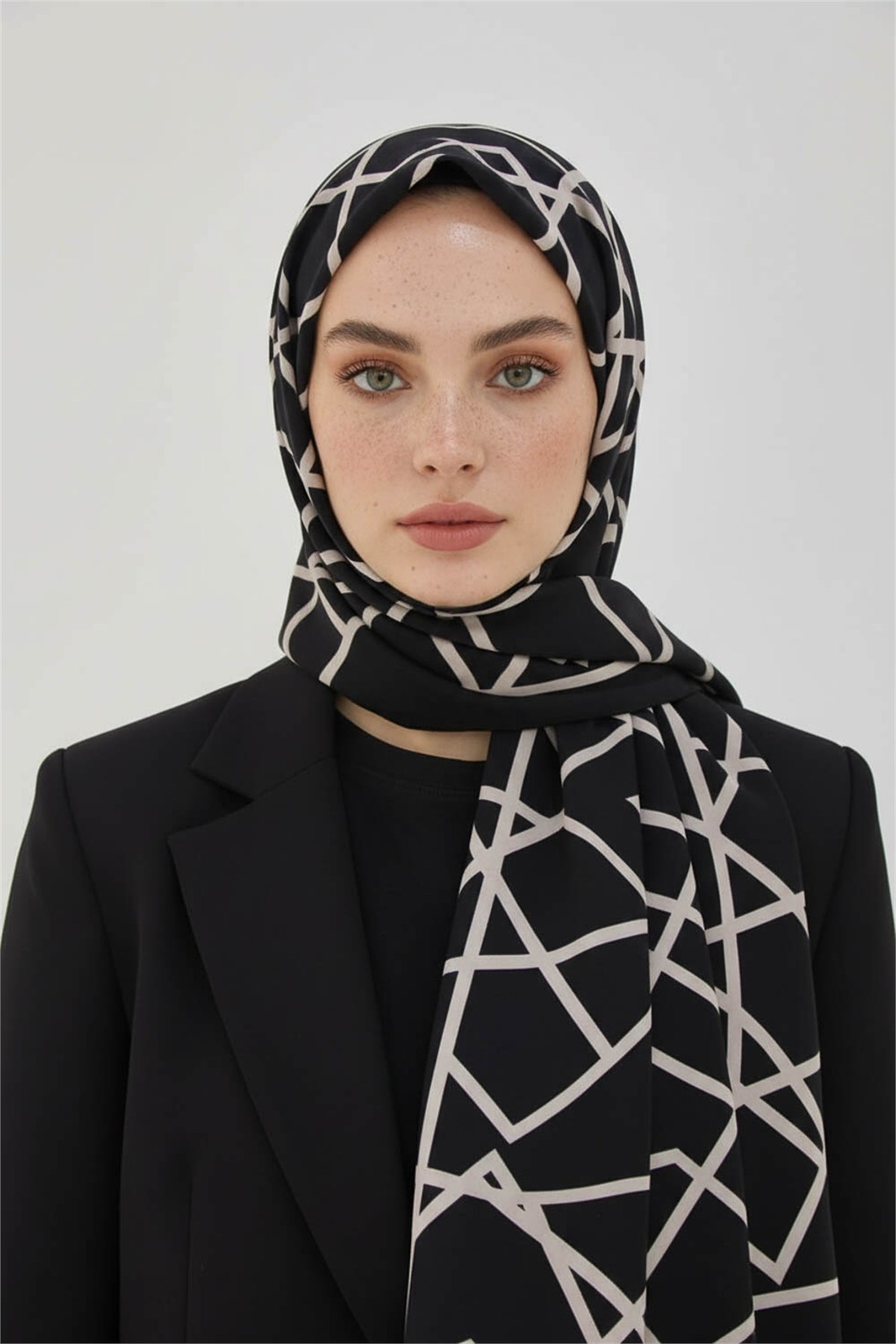 KREP ÇİZGİLİ DESENLİ SİYAH - KREM RENKLİ 75X195 KIRIŞMAZ ŞAL