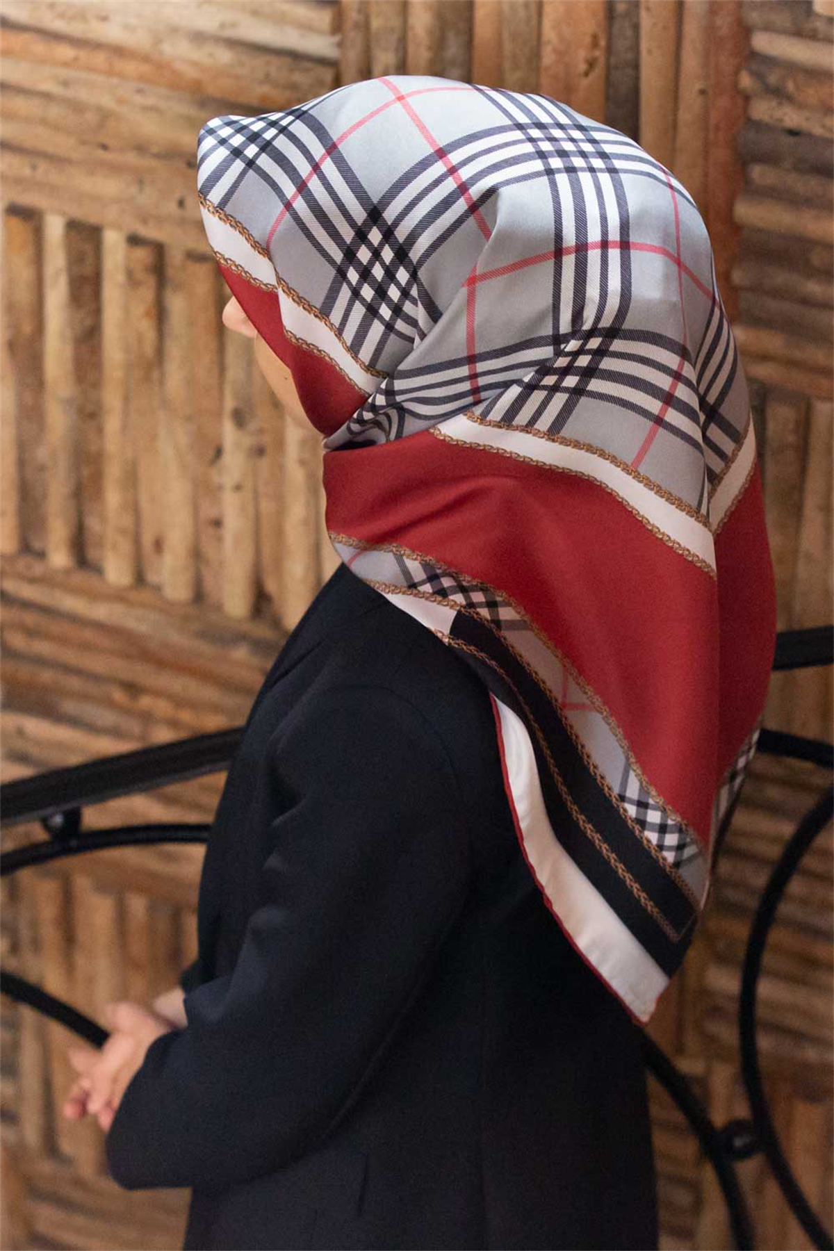 % 57 İPEK % 43 VİSKON Twill İpek Ekose Desenli Bordo Renkli 90x90 Eşarp Dikim Şekli : El Dikişi