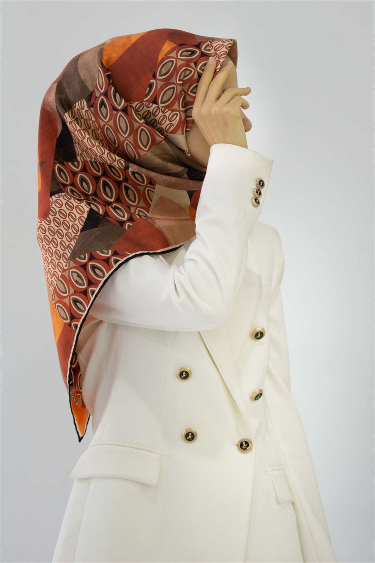 %100 Twill İpek Geometrik Desenli Kahverengi - Taba Renkli 90x90 Eşarp Eşarp Kenar Dikiş Şekli El Dikişli