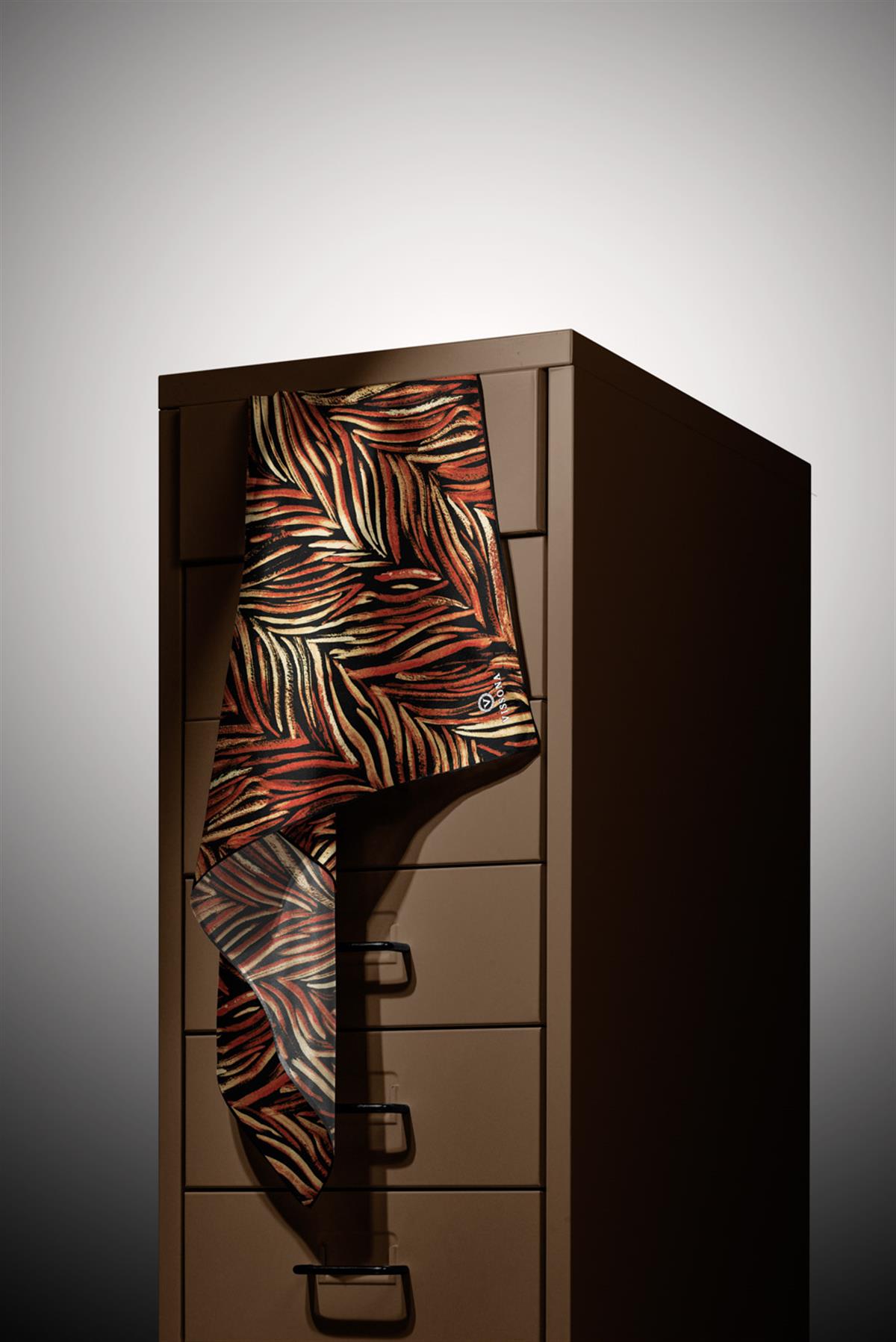 %100 Twill İpek Yaprak Desenli Siyah - Kırmızı Renkli 90x90 Eşarp Dikim Şekli : El Dikişi