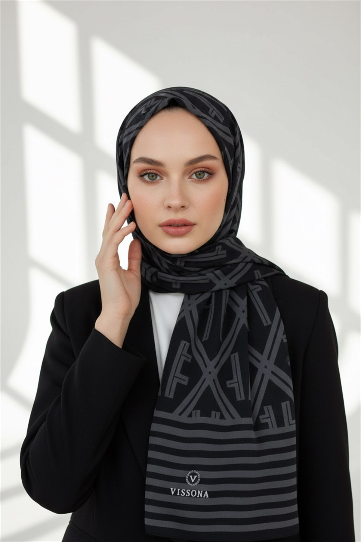 KREP MONOGRAM DESENLİ SİYAH - GRİ RENKLİ 75X195 KIRIŞMAZ ŞAL