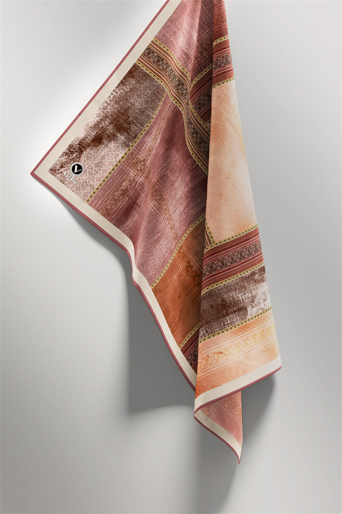 Twill Dokulu Ve Geometrik Desenli Pudra Renkli 90x90 Eşarp (İpek İçermez) Dikim Şekli : El Dikişi