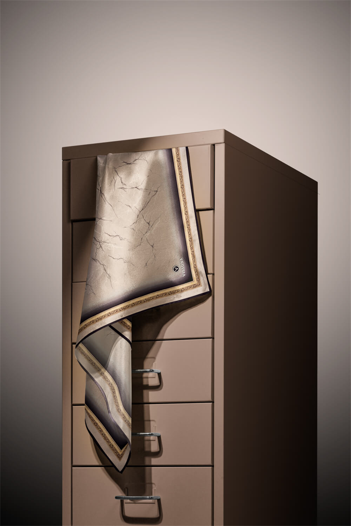 % 57 İPEK % 43 VİSKON Twill İpek Mermer Desenli Taş Renkli 90x90 Eşarp Dikim Şekli : El Dikişi