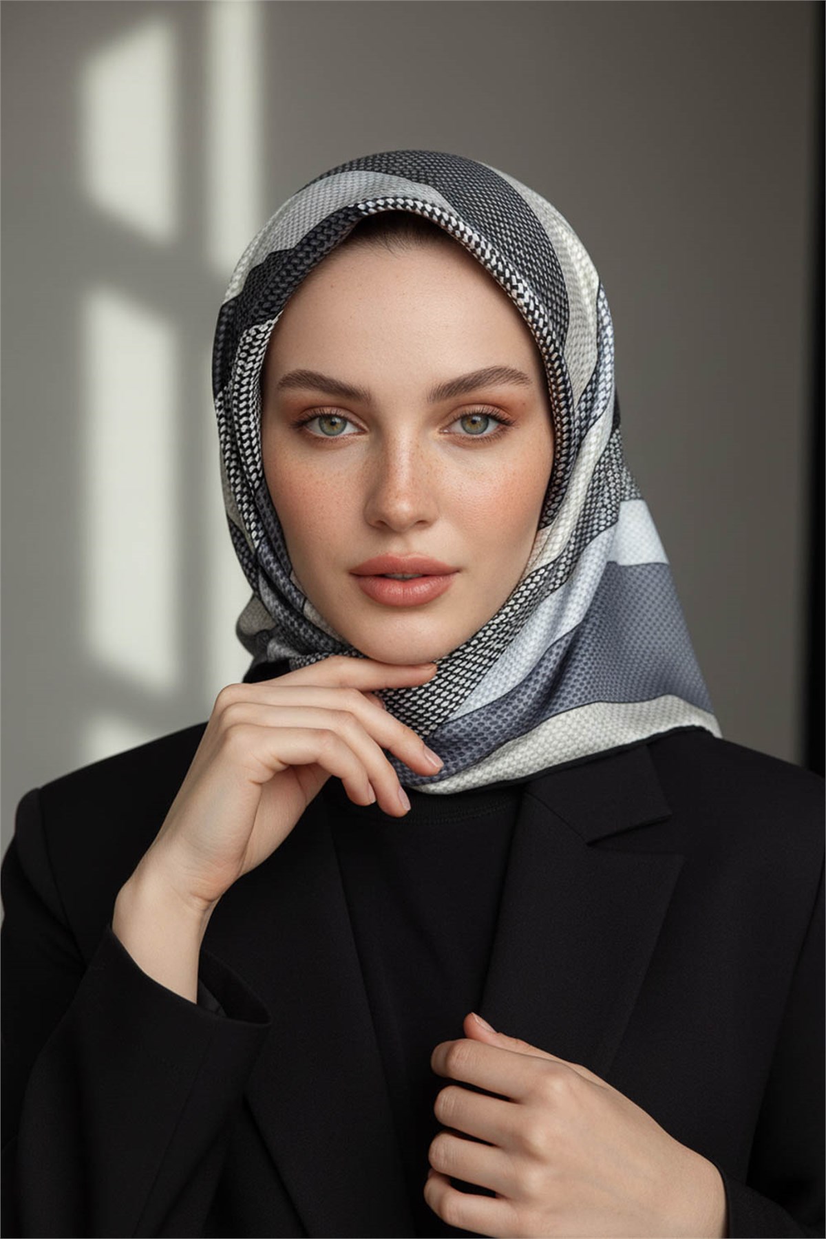 %100 Twill İpek Eşarp 90x90 Siyah Krem Çizgili Geometrik Desenli El Dikişli Kadın Eşarp