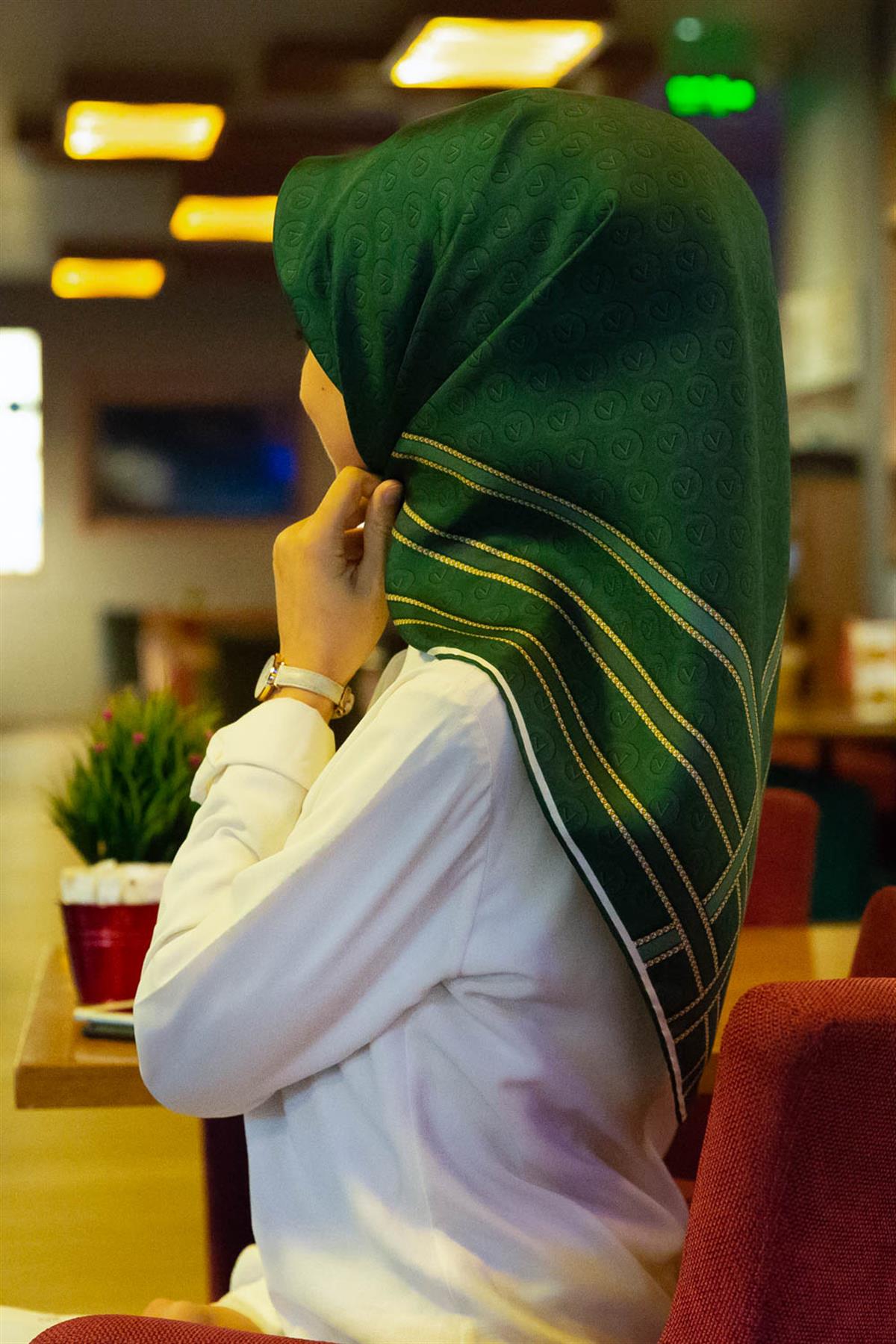 %100 Twill İpek Monogram Desenli Zümrüt Yeşili - Mint Yeşili Renkli 90x90 Eşarp Dikim Şekli : El Dikişi