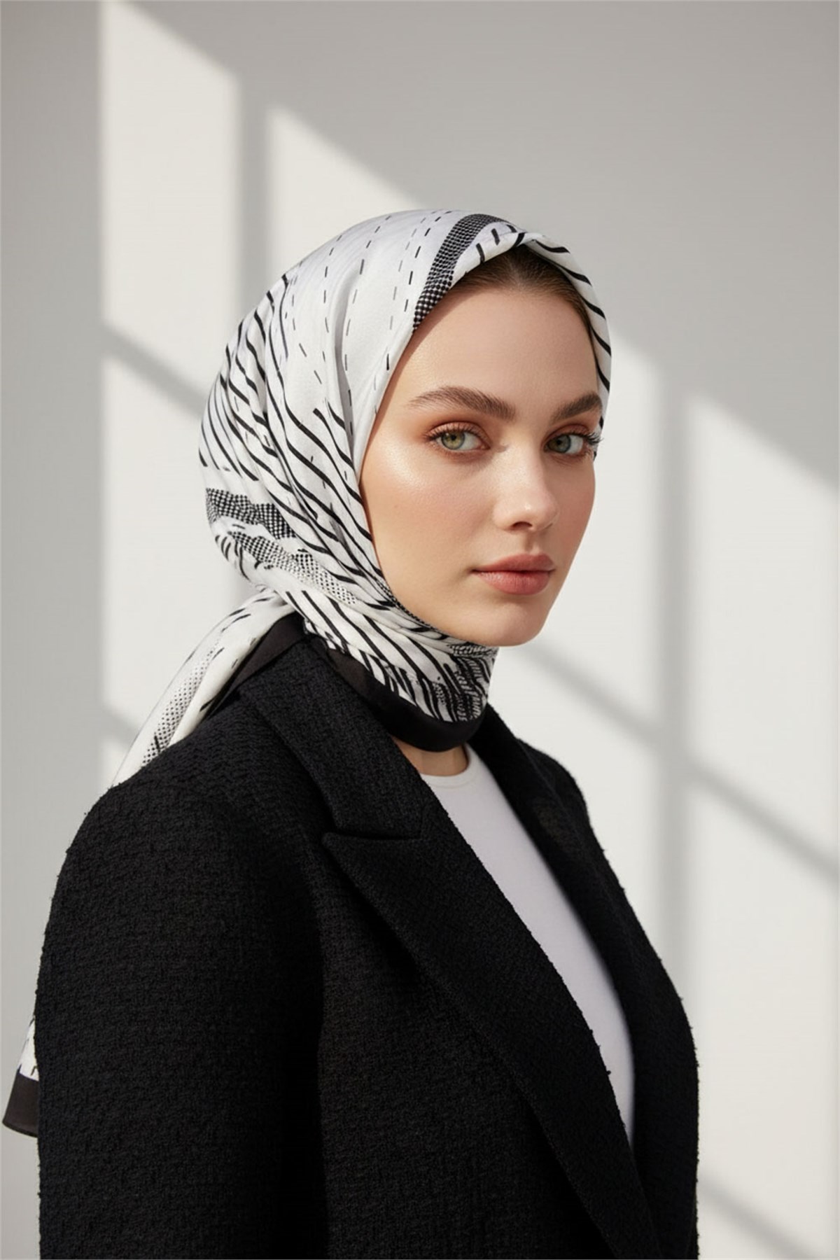 KREP ÇİZGİLİ DESENLİ KREM - SİYAH RENKLİ 75X195 KIRIŞMAZ ŞAL