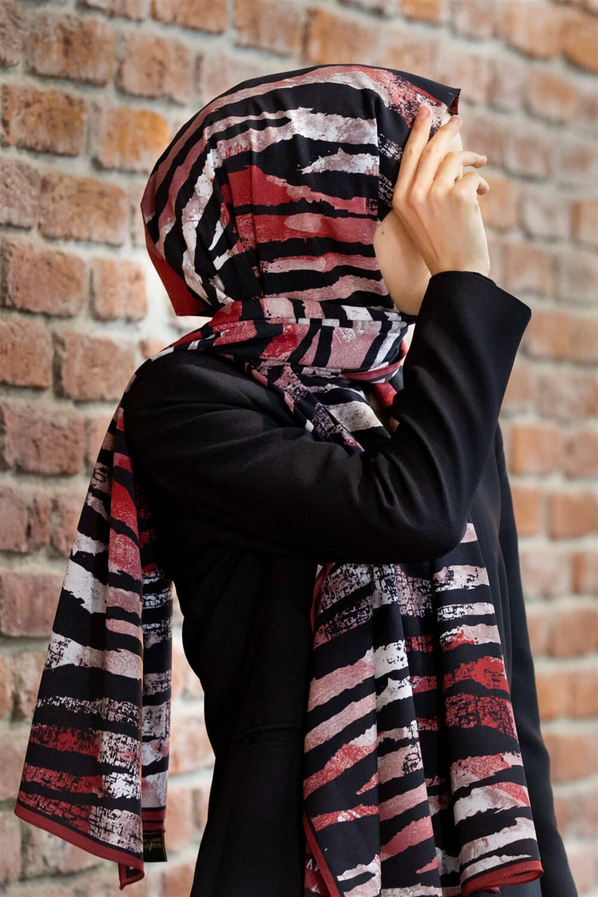 KREP ZEBRA DESENLİ BORDO - SİYAH RENKLİ 75X195 KIRIŞMAZ ŞAL