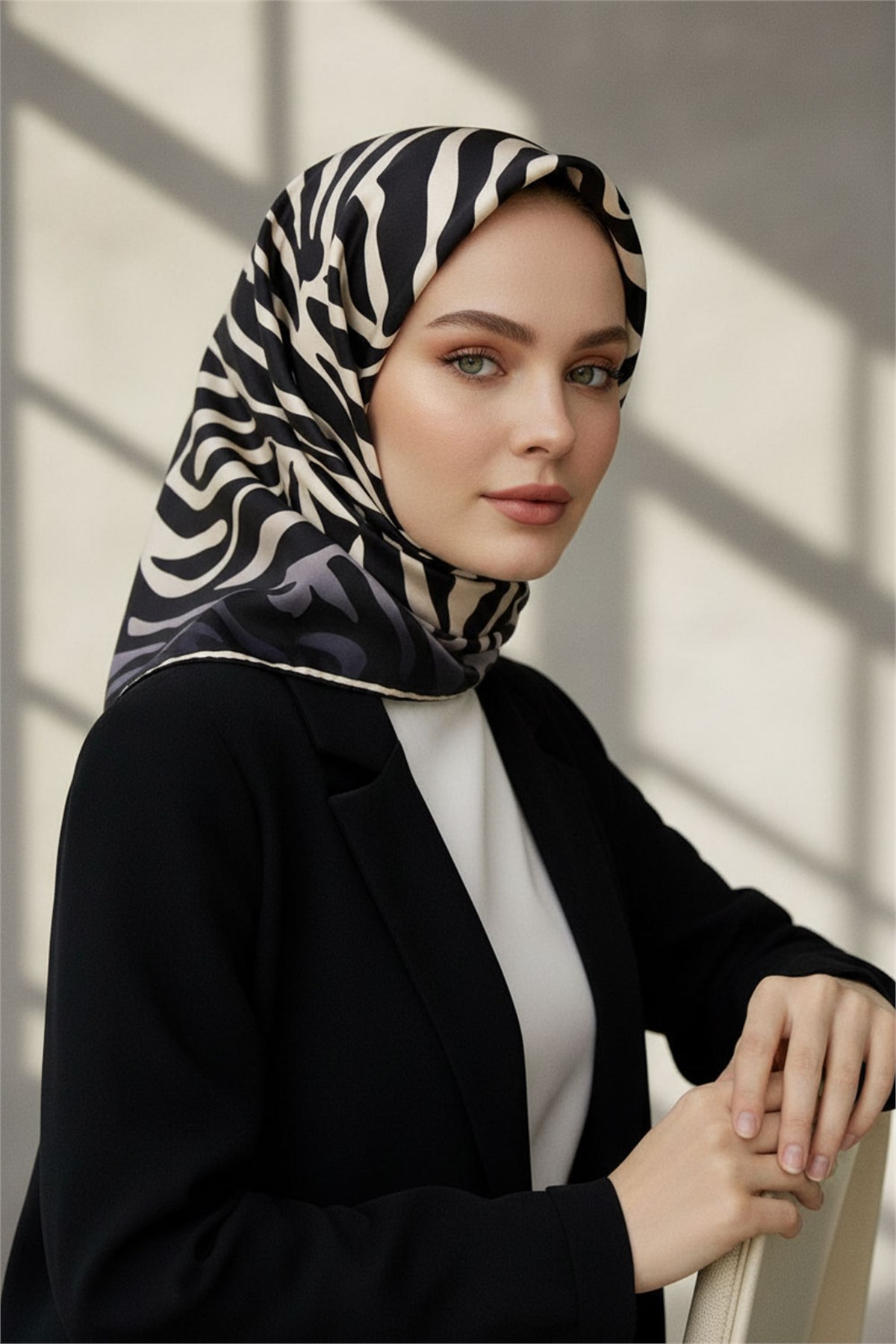 %100 Twill İpek Zebra Desenli Krem - Siyah Renkli 90x90 Eşarp Dikim Şekli : El Dikişi