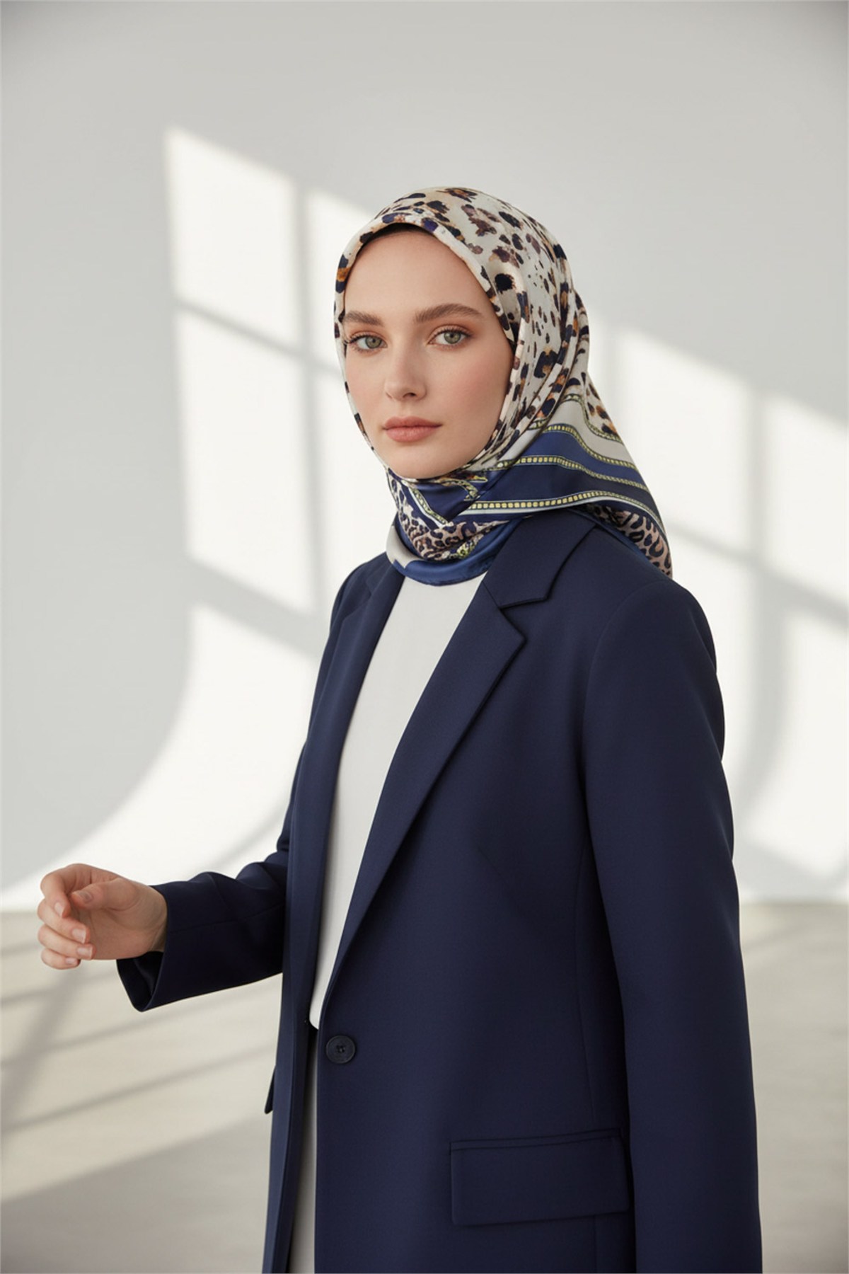 Twill Kemerli ve Leopar Desenli İndigo Renkli 90x90 Eşarp (İpek İçermez) Dikim Şekli : El Dikişi