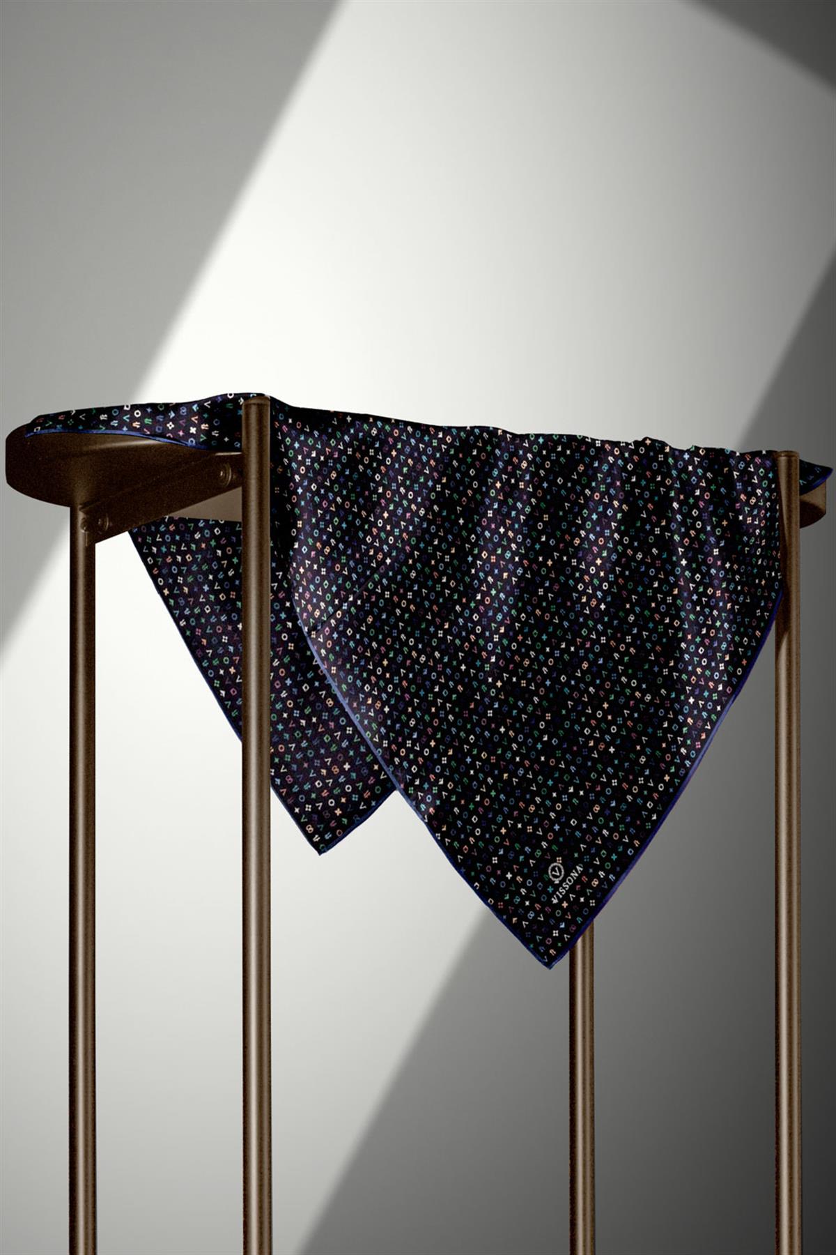 %100 Twill İpek Çıtır Motif Desenli Siyah - İndigo Renkli 90x90 Eşarp Dikim Şekli : El Dikişi