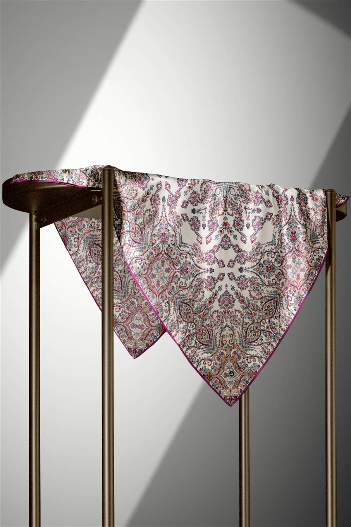 %100 Twill İpek Şal Desenli Krem - Mürdüm Renkli 90x90 Eşarp Dikim Şekli : El Dikişi