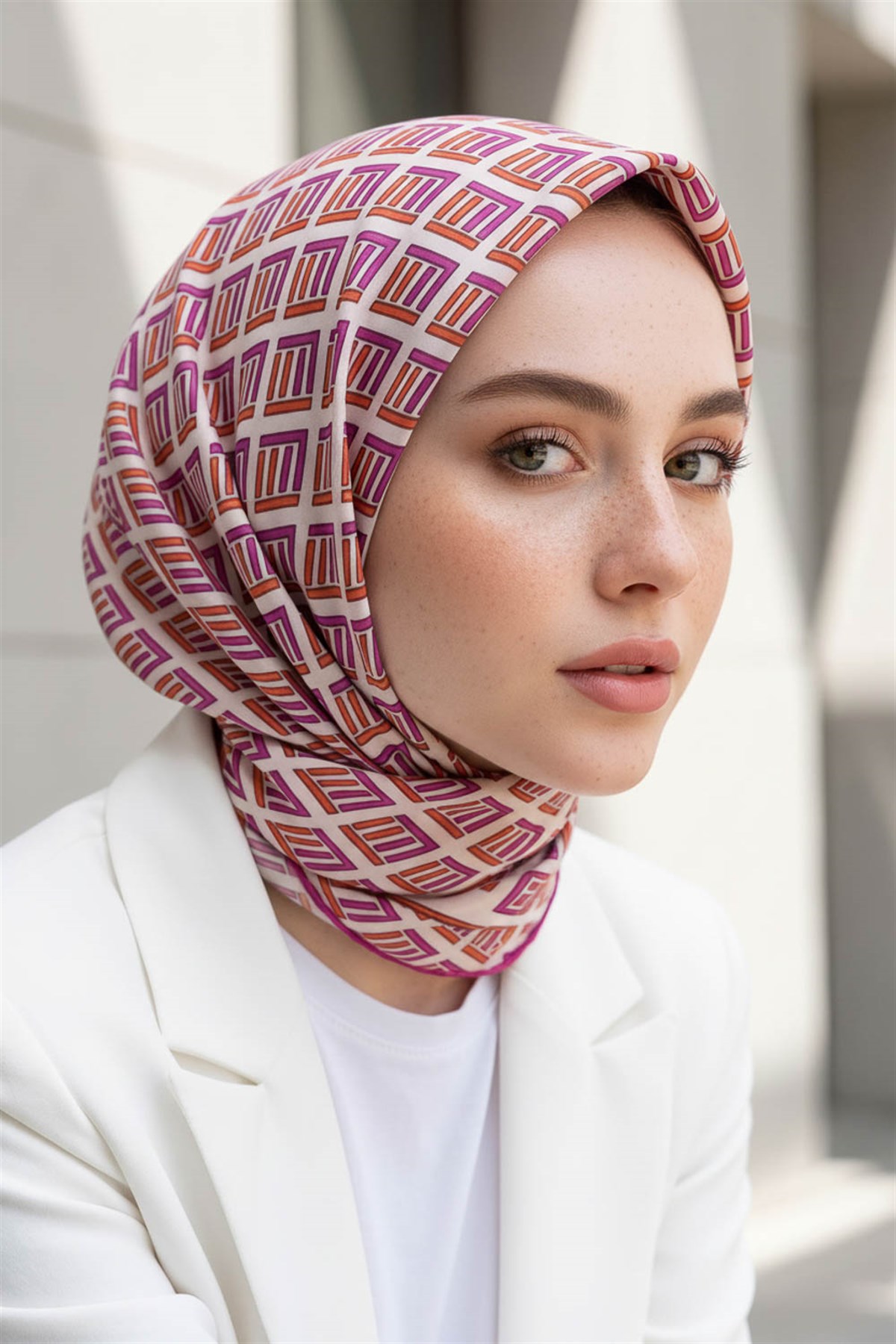 %100 Twill İpek Geometrik Desenli Fuşya - Turuncu Renkli 90x90 Eşarp Dikim Şekli : El Dikişi