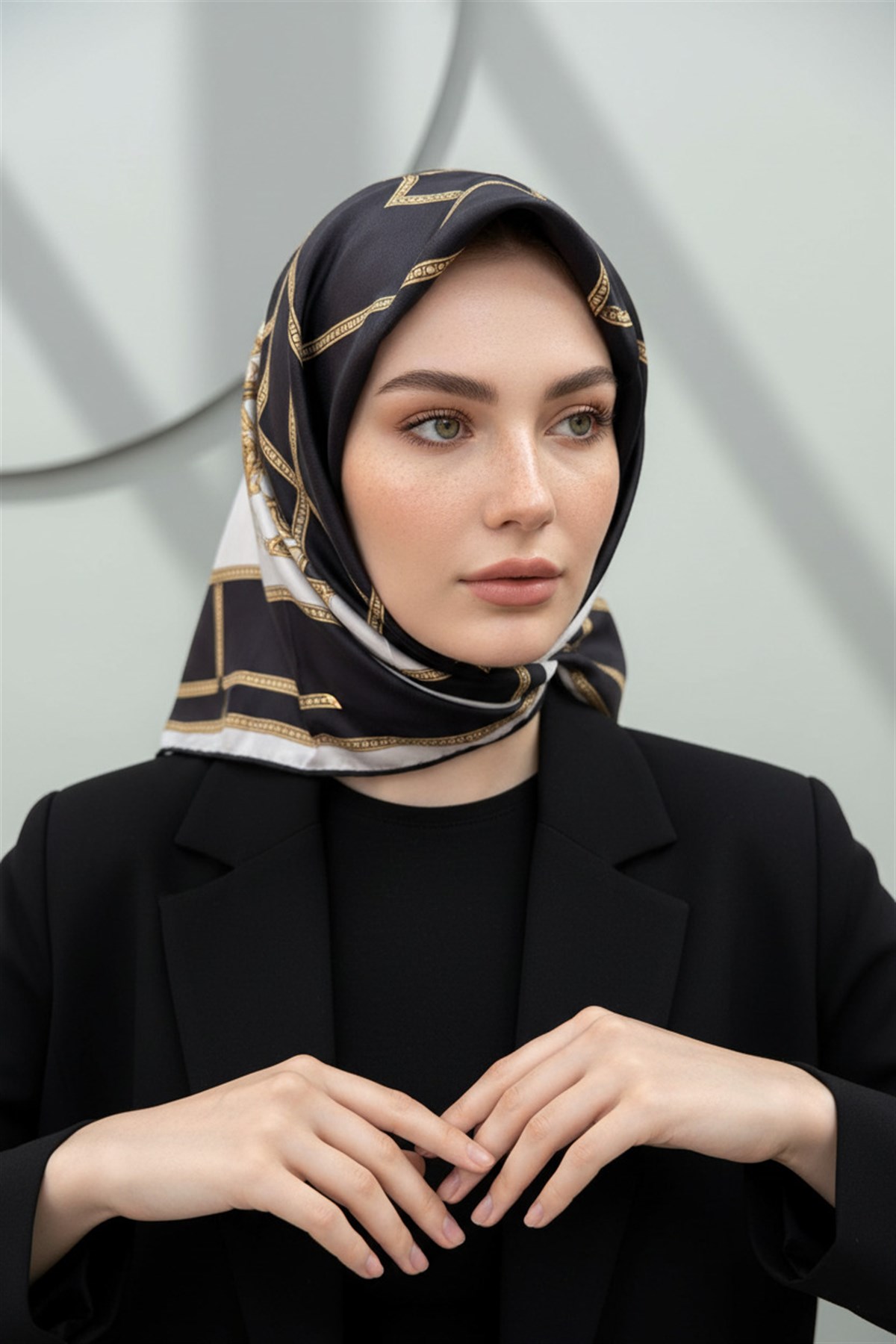 %100 Twill İpek Geometrik Desenli Siyah - Krem Renkli 90x90 Eşarp Dikim Şekli : El Dikişi