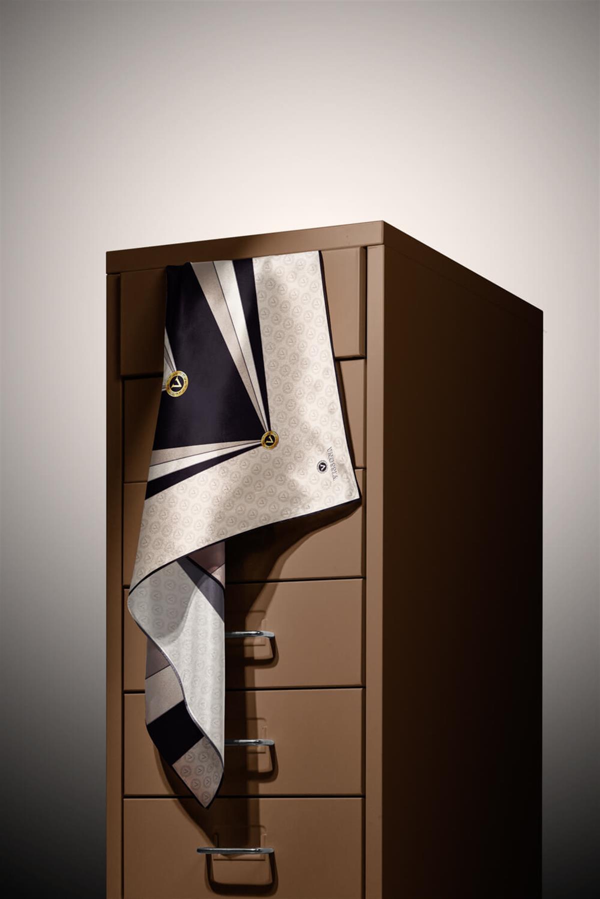 %100 Twill İpek Monogram Ve Geometrik Desenli Krem - Taş Renkli 90x90 Eşarp Dikim Şekli : El Dikişi