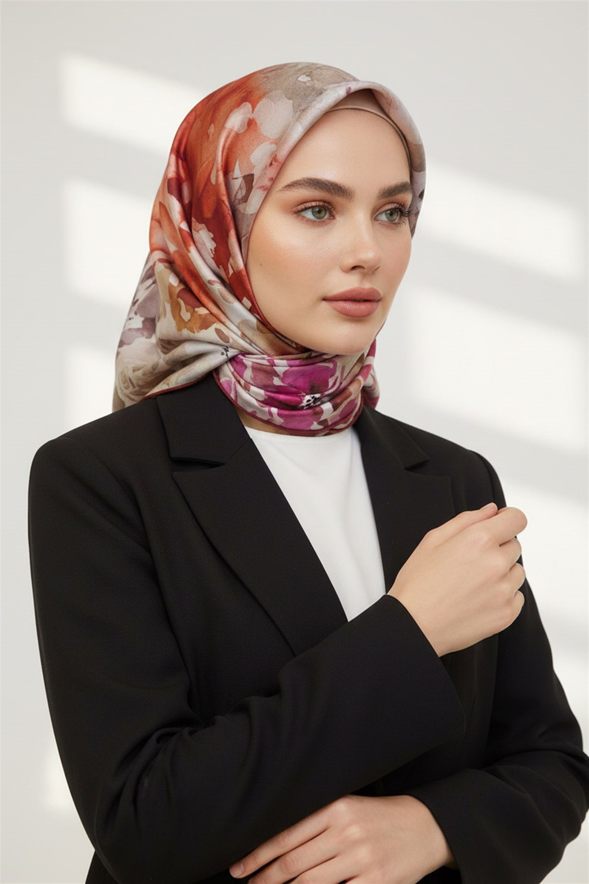 %100 Twill İpek Çiçek  Desenli Bordo - Kırmızı Renkli 90x90 Eşarp Dikim Şekli : El Dikişi