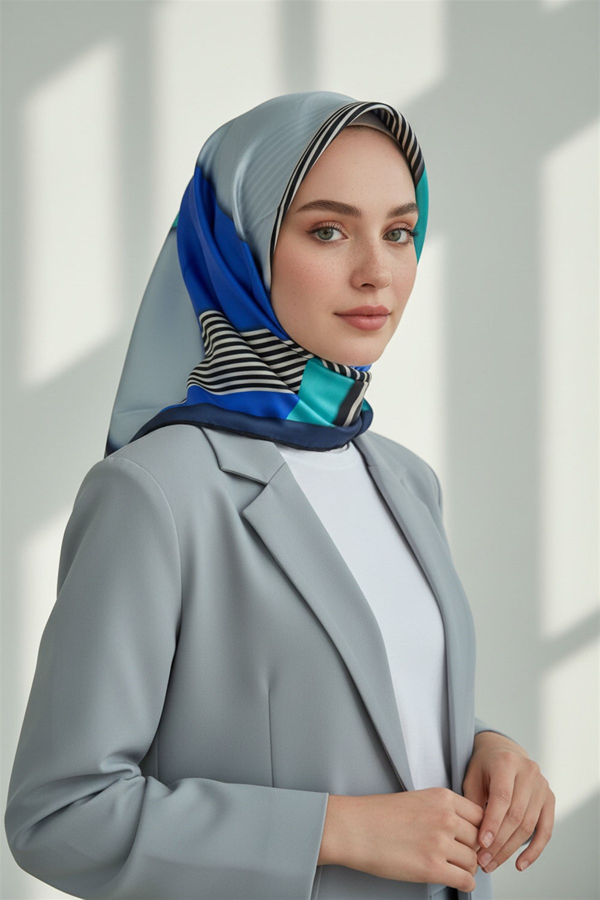 %100 Twill İpek Çizgili ve Geometrik Desenli Saks - Mint Yeşili Renkli 90x90 Eşarp Dikim Şekli : El Dikişi