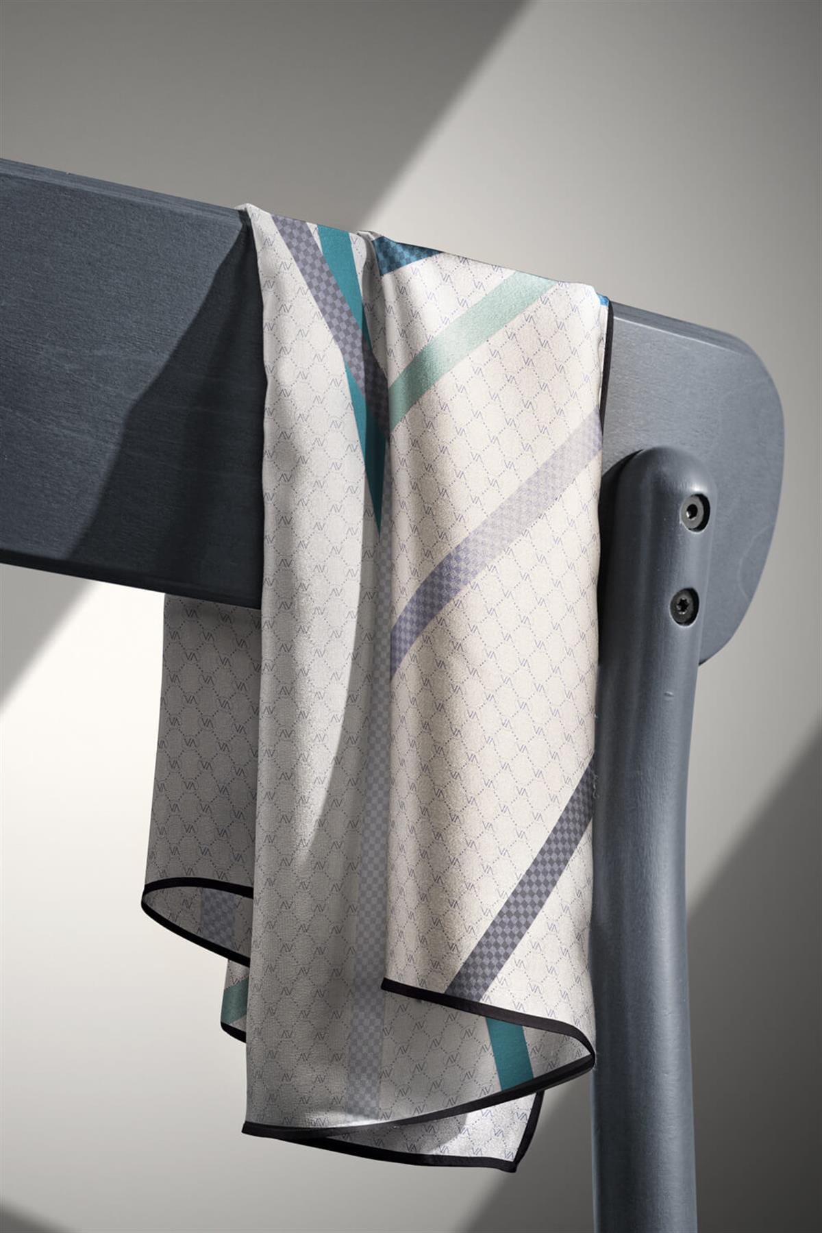 %100 Twill İpek Monogram Ve Şerit Desenli Gri - Koyu Mint Yeşili Renkli 90x90 Eşarp Dikim Şekli : El Dikişi