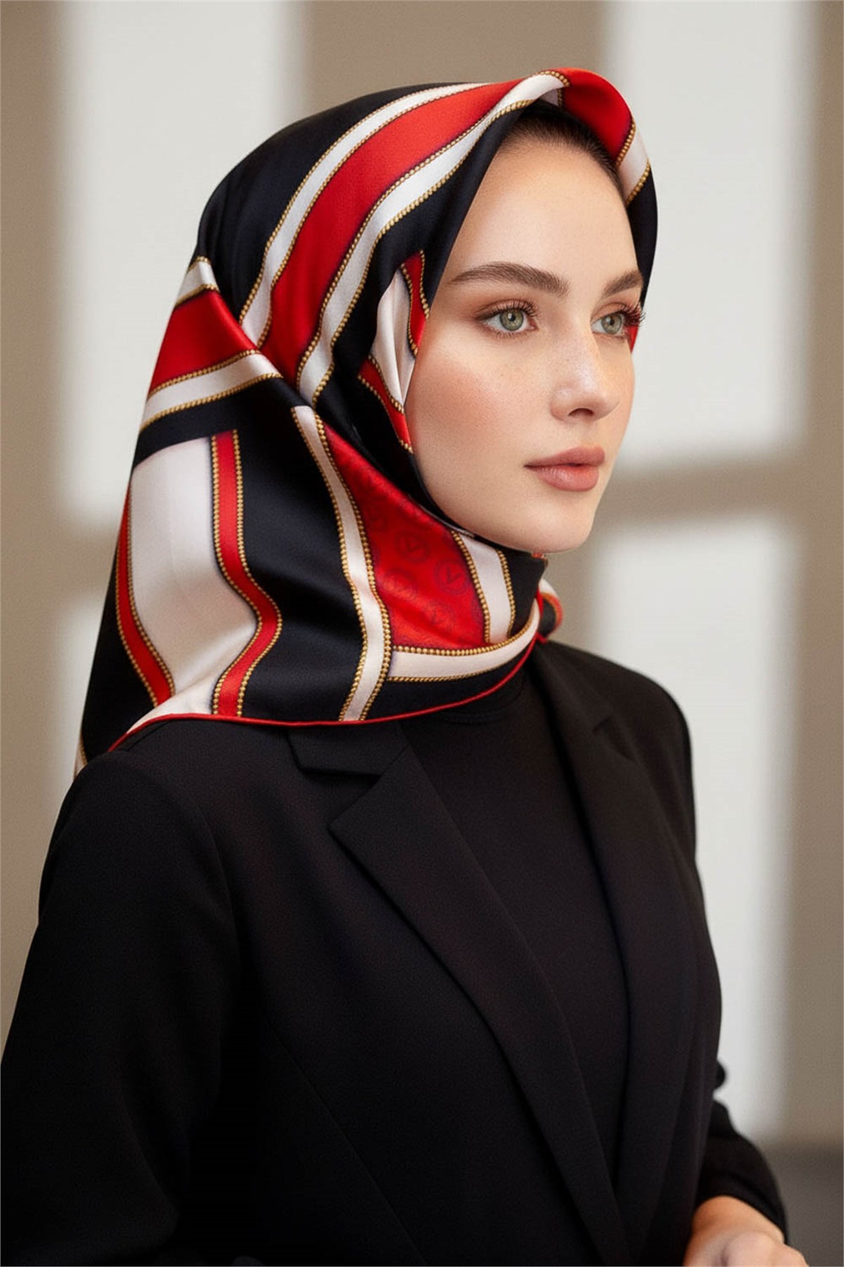 %100 Twill Geometrik Monogram Desenli Siyah - Kırmızı Renkli 90x90 Eşarp Kenar Dikiş Şekli : El Dikişli