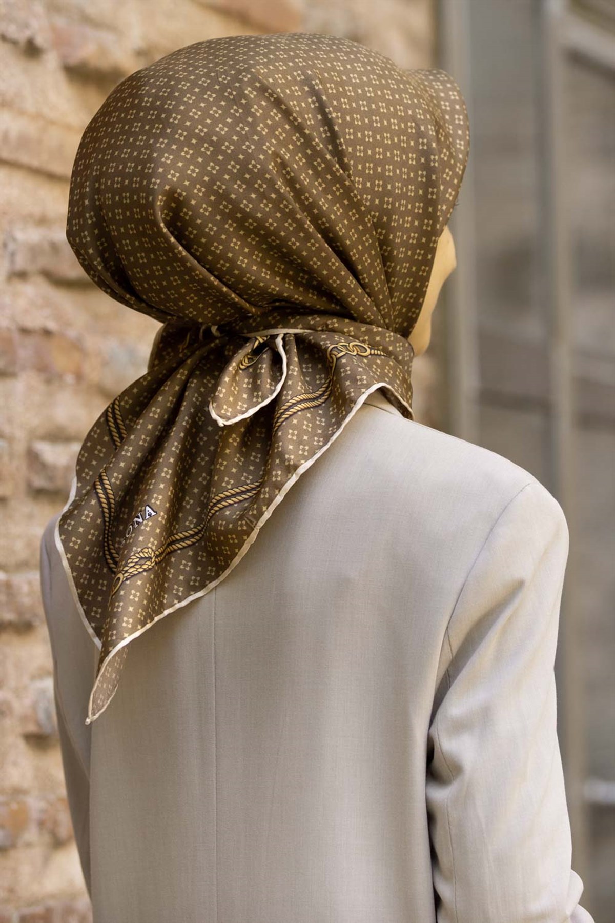 %100 Twill İpek Zincir Desenli Vizon - Gold Renkli 90x90 Eşarp Dikim Şekli : El Dikişi