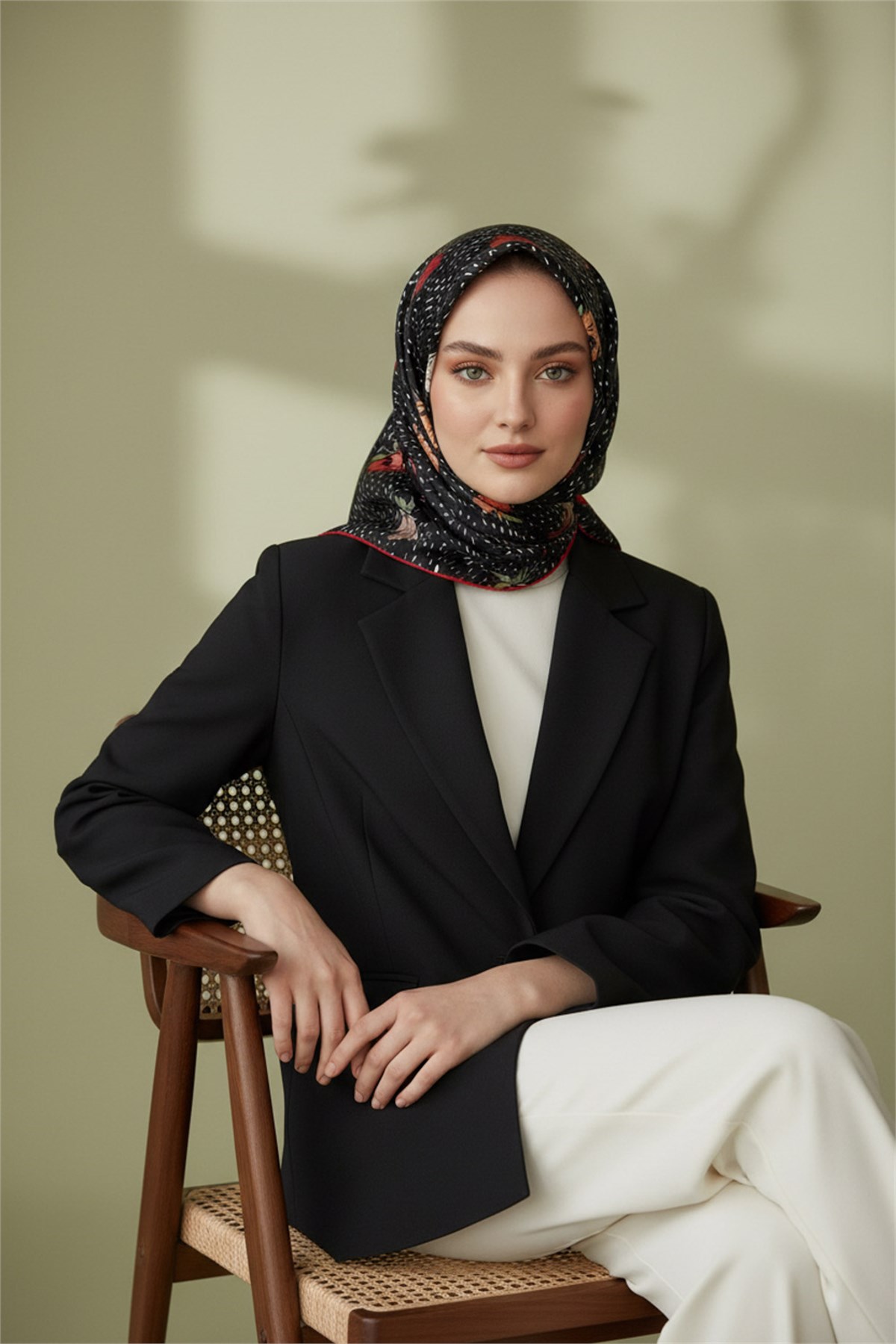 %100 Twill İpek Çıtır Çiçek Desenli Kırmızı - Bordo Renkli 90x90 Eşarp Dikim Şekli : El Dikişi