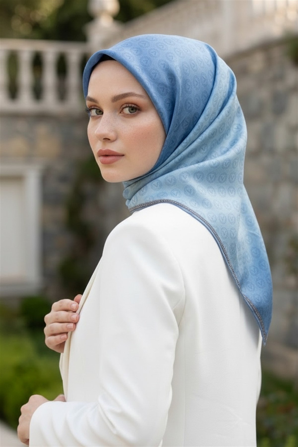 %100 Twill İpek Monogram Desenli Bebe Mavisi Renkli 90x90 Eşarp Dikim Şekli : El Dikişi