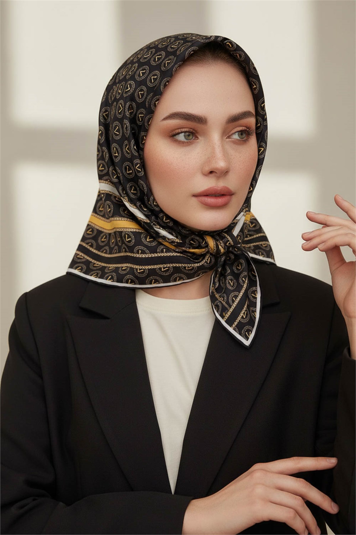 %100 Twill İpek Monogram Desenli Siyah - Gold Renkli 90x90 Eşarp Dikim Şekli : El Dikişi