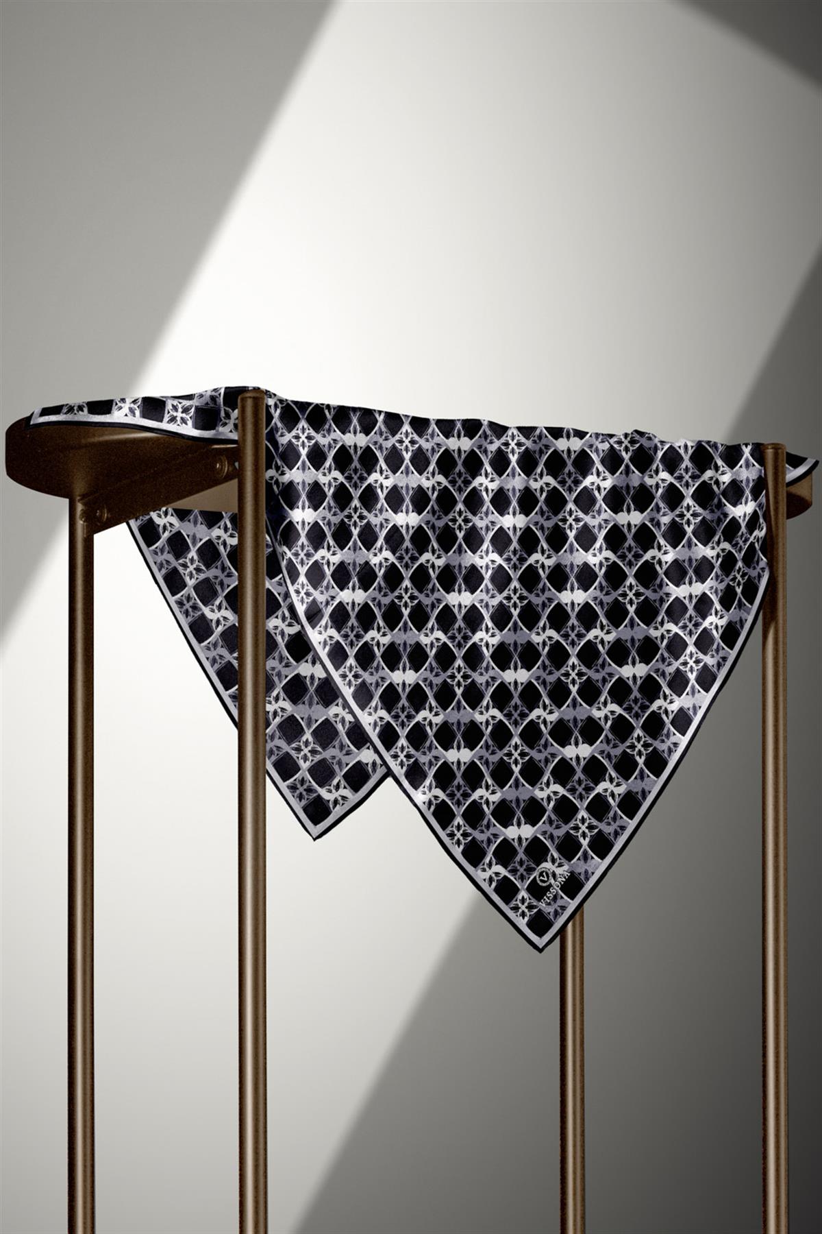 %100 Twill İpek Geometrik Desenli Siyah - Gri Renkli 90x90 Eşarp Dikim Şekli : El Dikişi