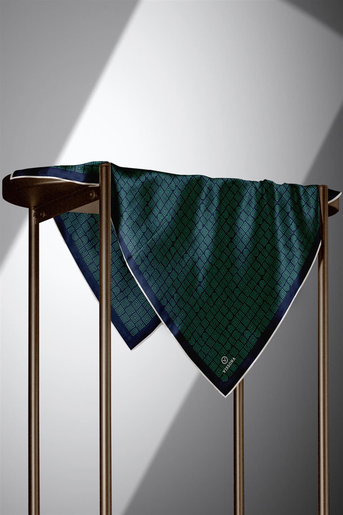 100% Twill İpek Etnik Motif Desenli Zümrüt Yeşili - Lacivert Renkli 90x90 Dikim Şekli : El Dikişi Eşarp