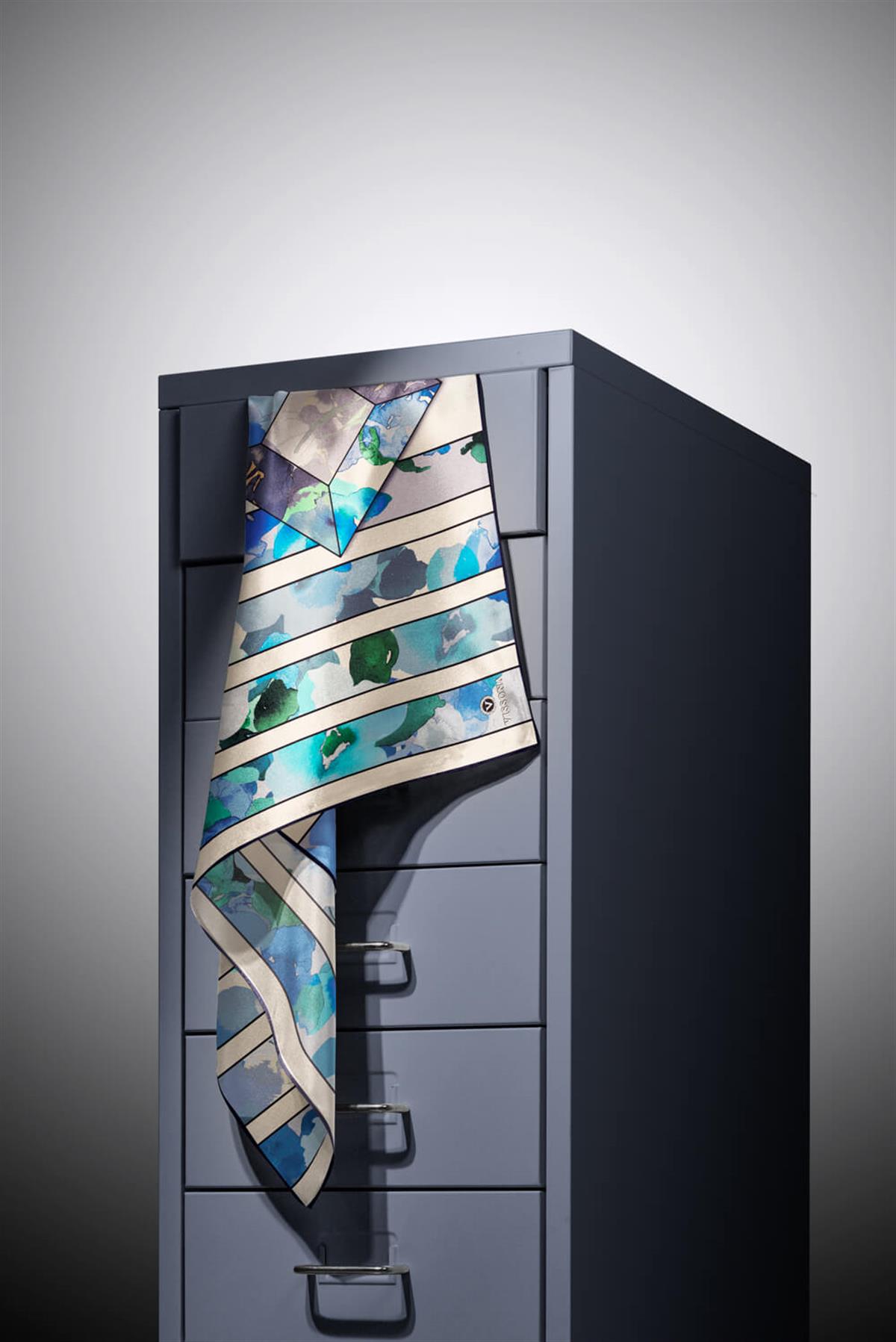 %100 Twill İpek Bahar Çiçekleri Desenli Bebe Mavisi - İndigo Renkli 90x90 Eşarp Kenar Dikiş Şekli El Dikişli