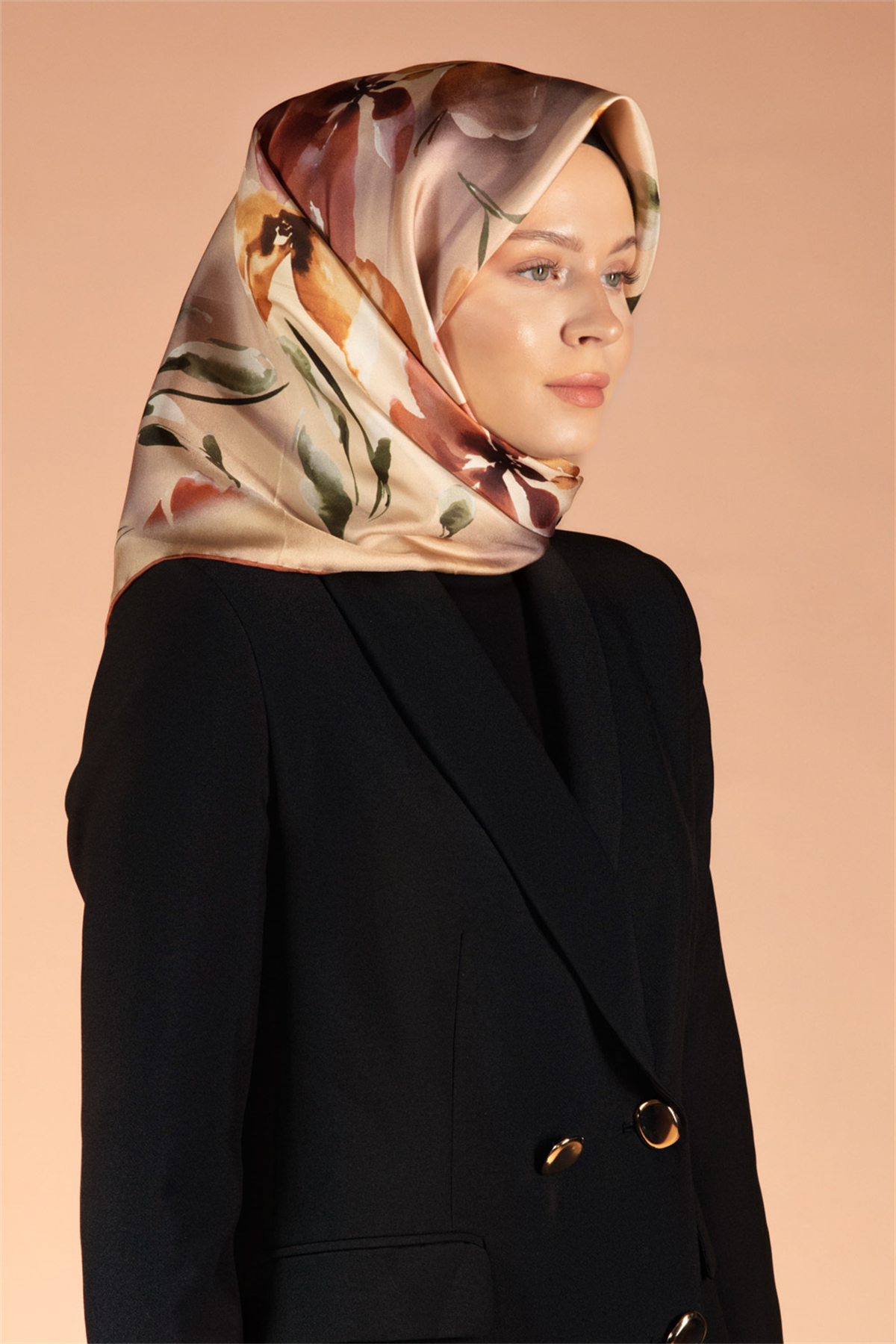 %100 Twill İpek Çiçek Desenli Gold - Taba Renkli 90x90 Dikim Şekli : El Dikişi Eşarp