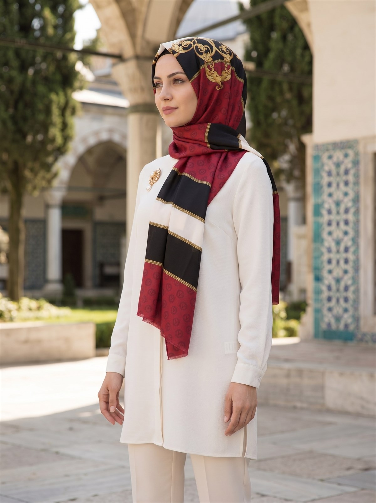 %100 Saf İpek Şal İnce Saten Vual Dokuma Monogram Ve Varak Desenli Bordo - Gold Renkli 90x210 Şal