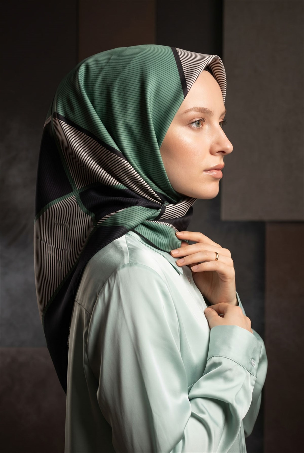 %100 Twill İpek Geometrik Desenli Petrol Yeşili Renkli 90x90 Eşarp Dikim Şekli : El Dikişi
