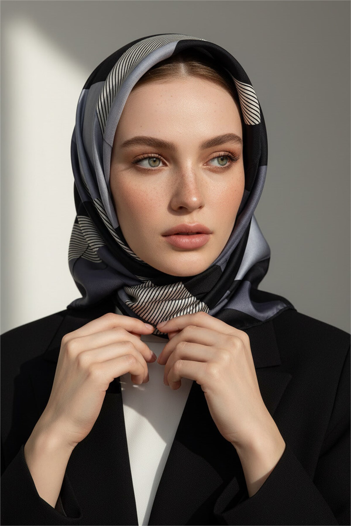 %100 Twill İpek Eşarp 90x90 Siyah Gri Geometrik Çizgi Desenli El Dikişli Kadın Eşarp