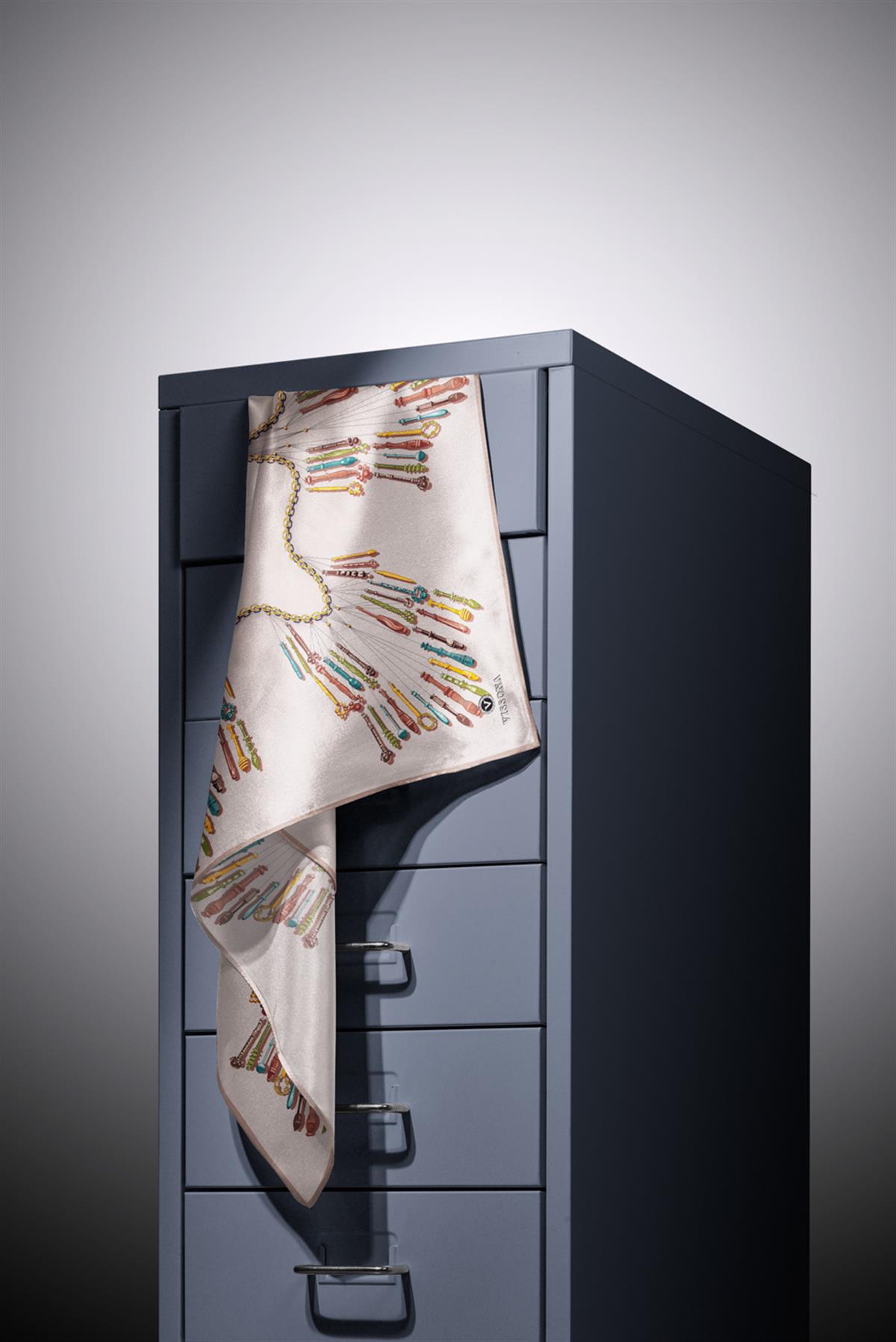 %100 Twill İpek Zincir Desenli Krem Renkli 90x90 Eşarp Dikim Şekli : El Dikişi