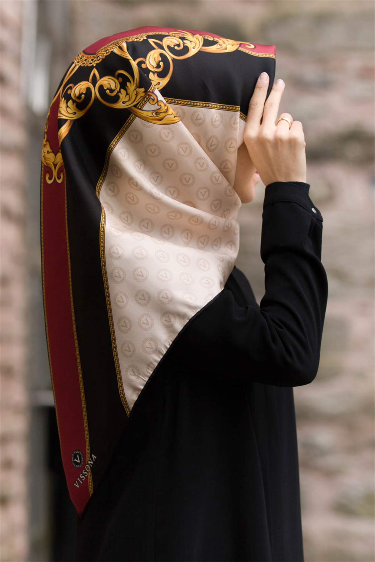 %100 Twill İpek Monogram Ve Barok Desenli Krem - Bordo Renkli 90x90 Eşarp Dikim Şekli : El Dikişi