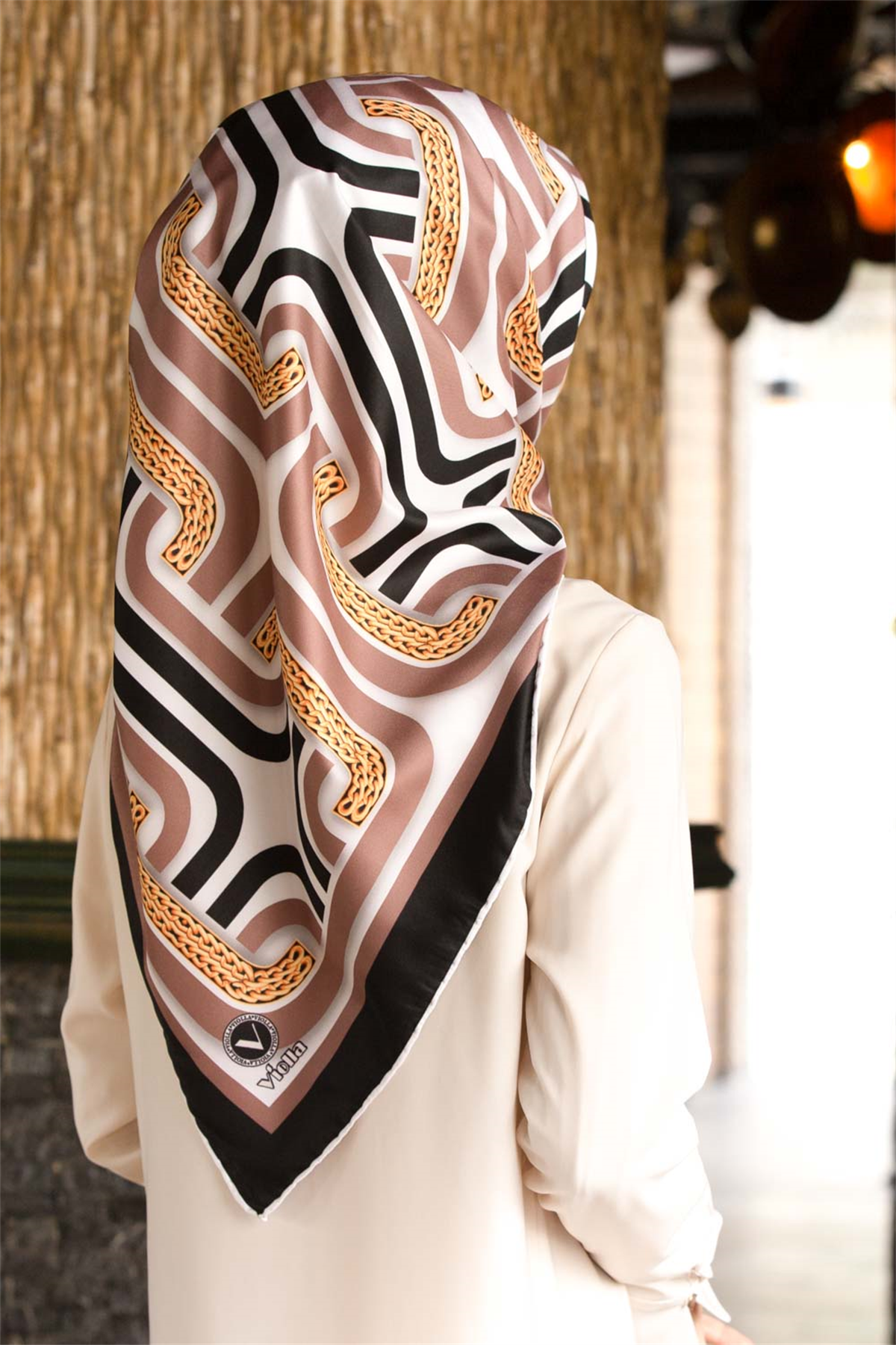 Twill Geometrik Zincir Desenli Bej Renkli 90x90 Eşarp (İpek İçermez) Kenar Dikiş Şekli El Dikişli