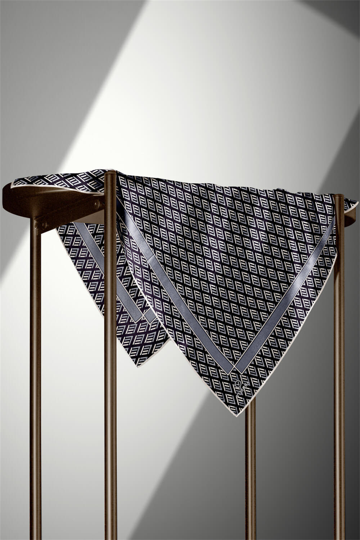 % 57 İPEK % 43 VİSKON Twill İpek Geometrik Desenli Siyah - Gri Renkli 90x90 Eşarp Dikim Şekli : El Dikişi