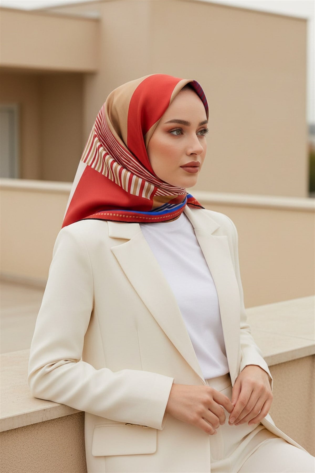 %100 Twill İpek Geometrik Desenli Kırmızı - Saks Renkli 90x90 Eşarp Dikim Şekli : El Dikişi
