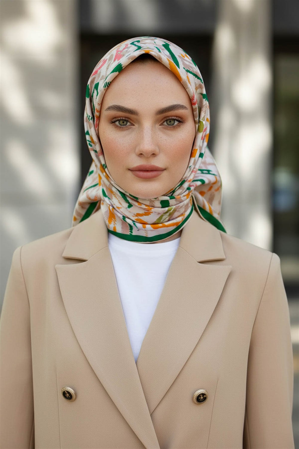 %100 Twill İpek Geometrik Desenli Benetton Yeşili - Sarı Renkli 90x90 Eşarp Dikim Şekli : El Dikişi
