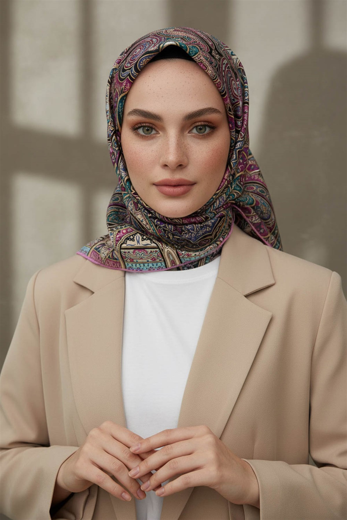 100% Twill İpek Etnik Desenli Pembe Renkli 90x90 Dikim Şekli : El Dikişi Eşarp