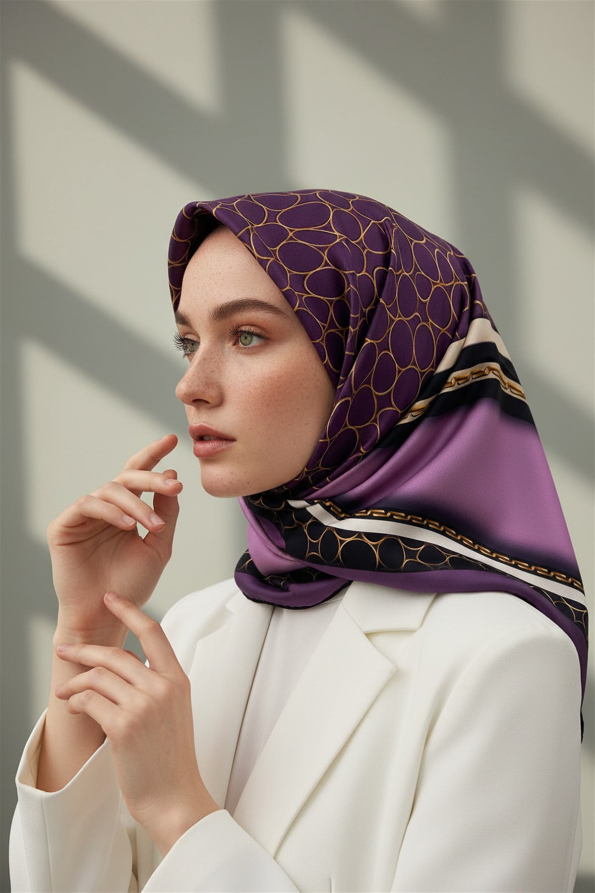 %100 Twill İpek Gold Halka Desenli Lila - Siyah Renkli 90x90 Eşarp Dikim Şekli : El Dikişi