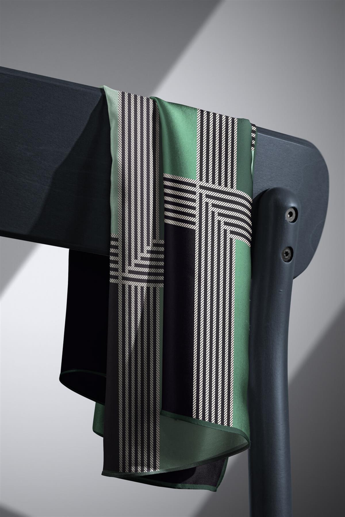 %100 Twill İpek Geometrik Desenli Petrol Yeşili Renkli 90x90 Eşarp Dikim Şekli : El Dikişi