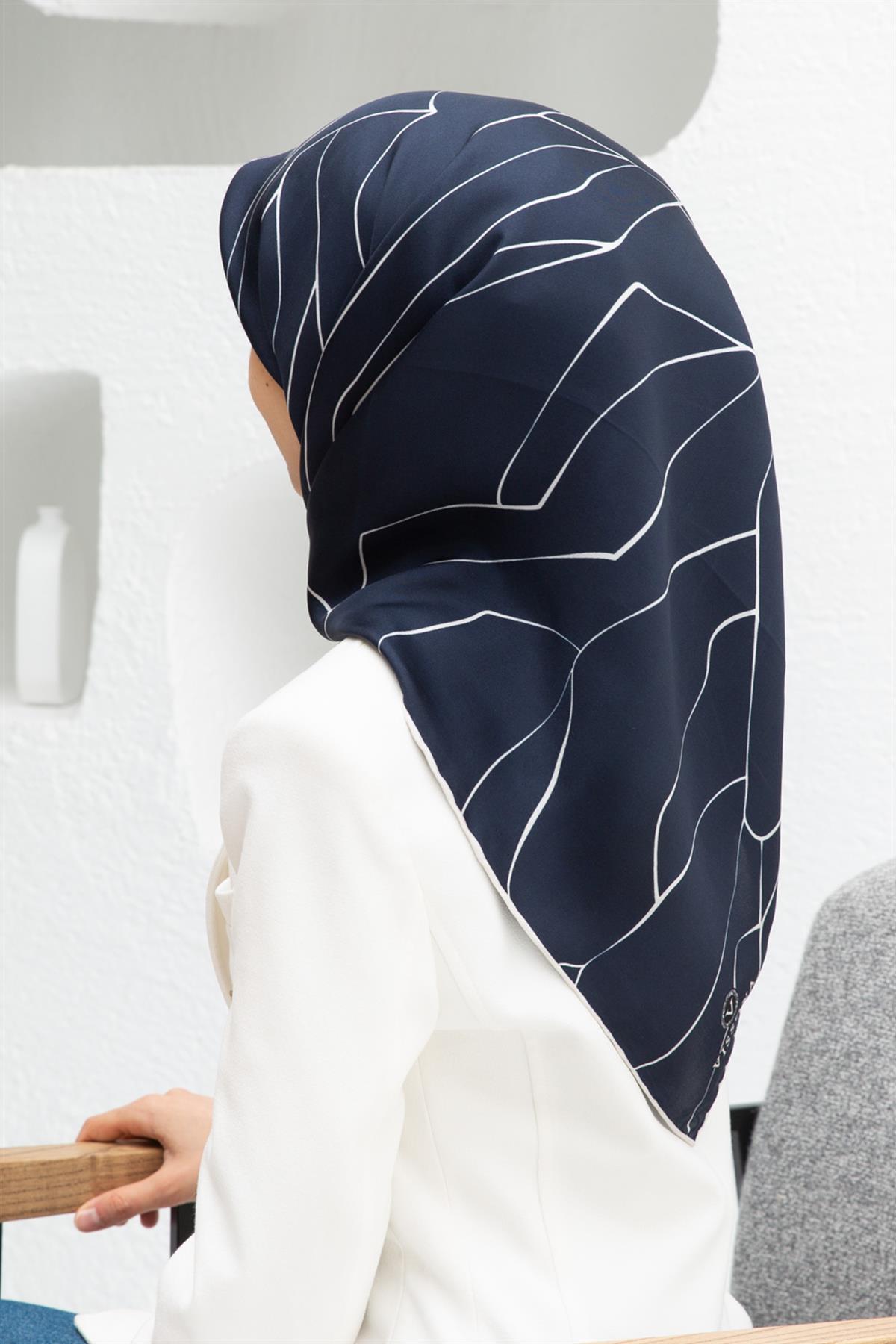 %100 Twill İpek Çizgi Desenli Lacivert - Krem Renkli 90x90 Eşarp Dikim Şekli : El Dikişi